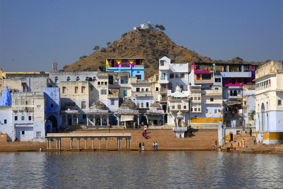 Pushkar and its light blue houses are a stunning scenery when arriving for the first-timers in this cozy and colorful town. The particularity of this sacred city of about 25,000 inhabitants is certainly the Brahma Temple. It is to be the only one in India and even worldwide. Besides, there is nowhere else such a density of temples as in this place.