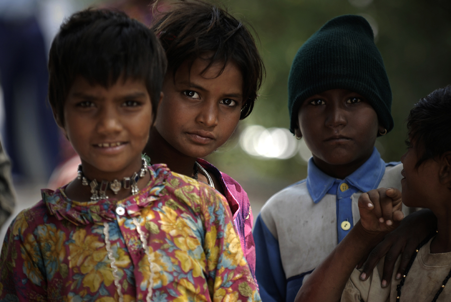 Børn er mest underlagt fattigdomscyklussen i Indien. Fordi et barn er afhængigt af sin værge eller værgere, og hvis et barns værge er i fattigdom, vil barnet også være det. Det er næsten umuligt for et barn at trække sig selv ud af cyklussen på grund af alder, manglende erfaring, manglende job og så videre. Fordi børn er i en så ung og følsom alder, bærer de uundgåeligt de ar videre i deres voksne liv, som de får ved at opleve fattigdom tidligt i livet. Barndommen lægger grundlaget for voksnes evner, interesser og motivation. Hvis de lærer den fattigdomsrelaterede adfærd i barndommen, er det mere sandsynligt, at adfærden fortsætter senere i livet.